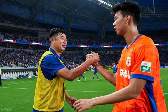 形成鲜明对, 比的是他在 形成鲜明对, 比的是他在