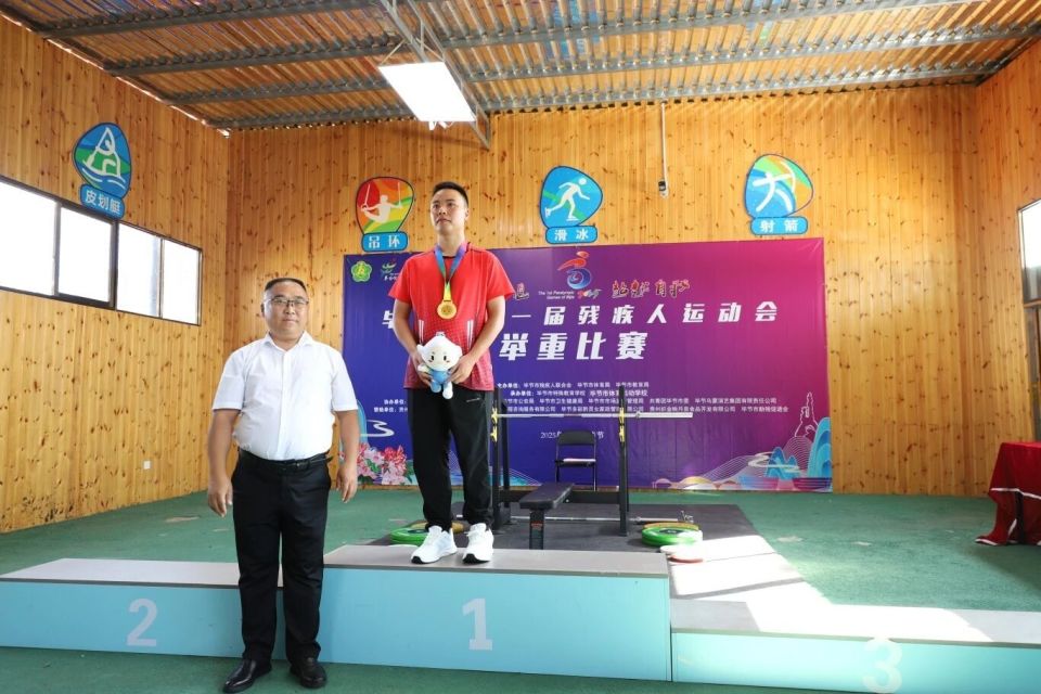 om, 举重比赛项, 顽强拼搏 om, 举重比赛项, 顽强拼搏